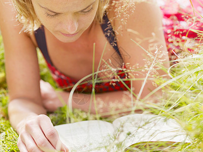 户外草地女性阅读图片