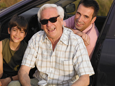 男孩和父亲和祖父坐在车里图片
