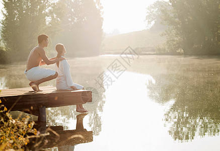 湖边休息夫妇图片
