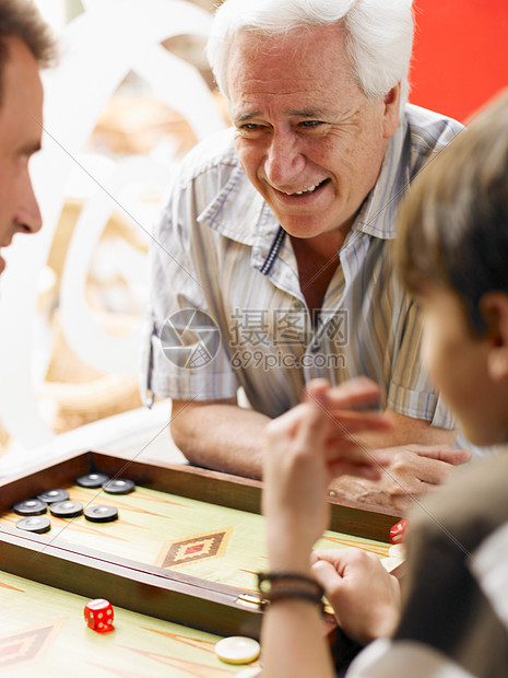 祖孙下棋图片