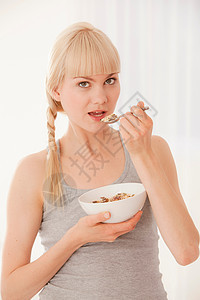 女人吃早餐燕麦图片