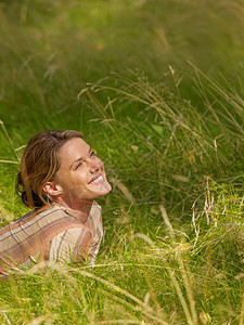 躺在草地上微笑的女人图片