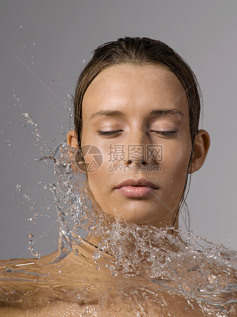 女性泼水洗脸图片
