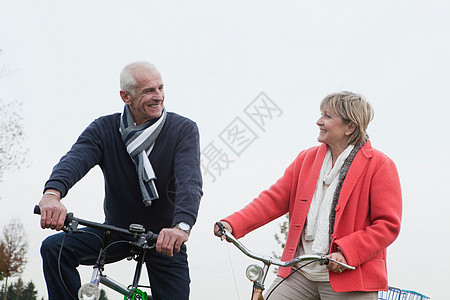 老年夫妇骑自行车图片