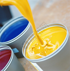 黄色油漆桶填满泼油漆高清图片