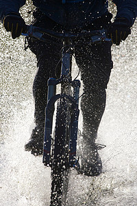 山地自行车在水中骑行图片