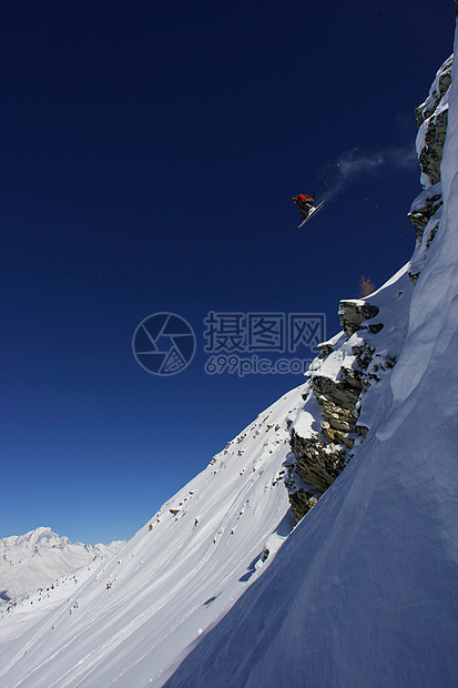 从悬崖上跳下来的滑雪者图片
