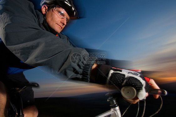 山地自行车手的近景图片
