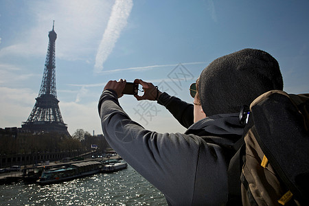 男人在拍摄埃菲尔铁塔图片