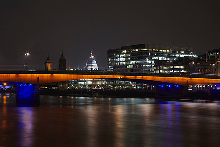 城市桥夜间亮起图片