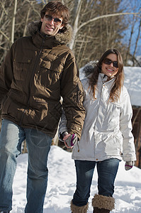 穿休闲滑雪服的情侣图片