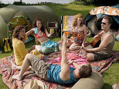 帐篷营地有五个人在毯子上图片