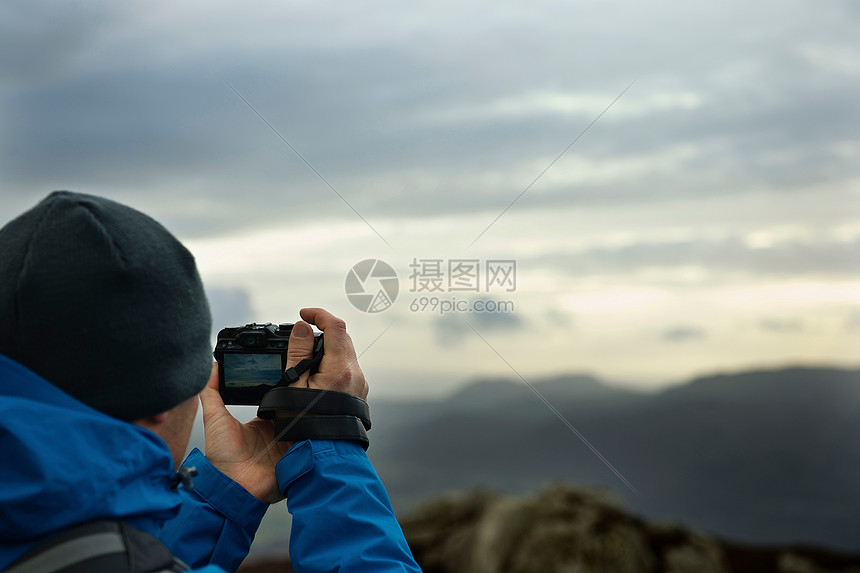 徒步旅行者拍摄山景图片