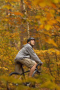 秋天树林里骑自行车图片