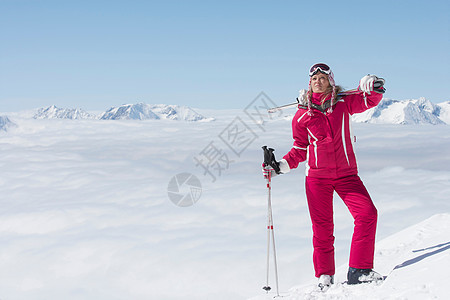 站在山坡上的滑雪者图片