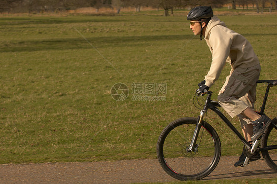公园里的人骑自行车图片