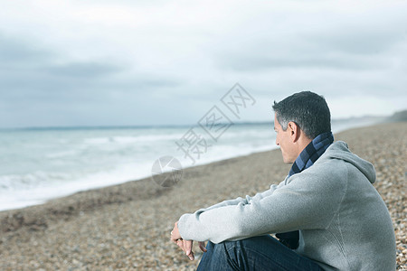 面向大海的男性图片