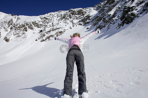 女人在斜坡上滑雪图片