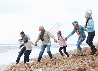 一家人在沙滩上漫步图片
