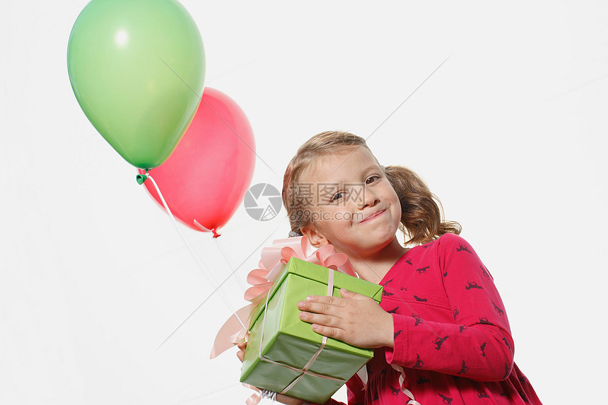 拿着礼物和气球的小女孩图片