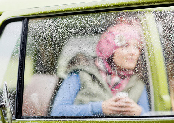 从露营车向外看的女人图片