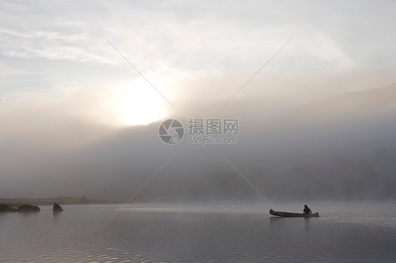 在晨雾中皮划艇图片