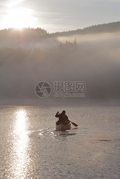 在晨雾中皮划艇图片