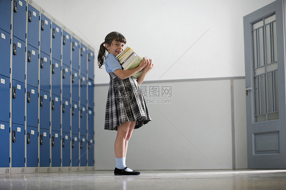 拿着一堆书的女学生图片