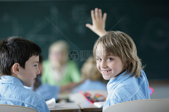 学生在课堂上举手图片