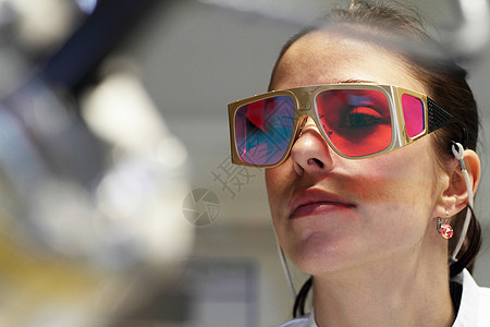 戴红色防护眼镜的女科学家特写镜头图片