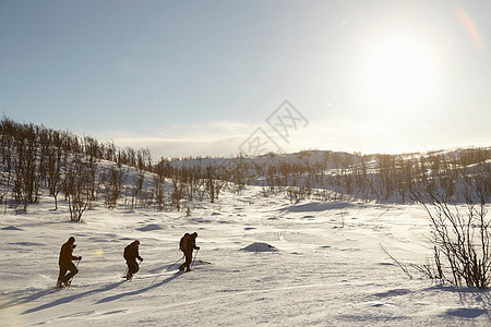 越野滑雪者在雪地里行走图片