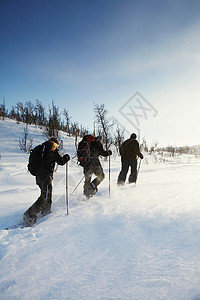 越野滑雪者在雪地里行走图片