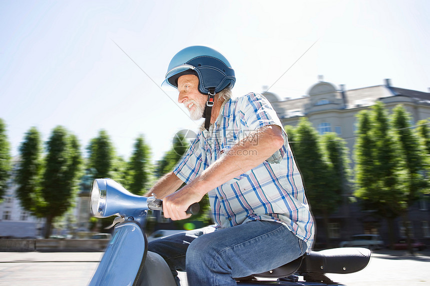 老人骑电动车图片