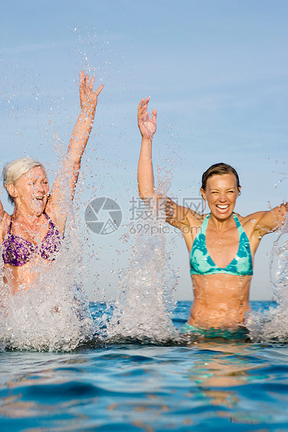 2名妇女在水中泼水图片