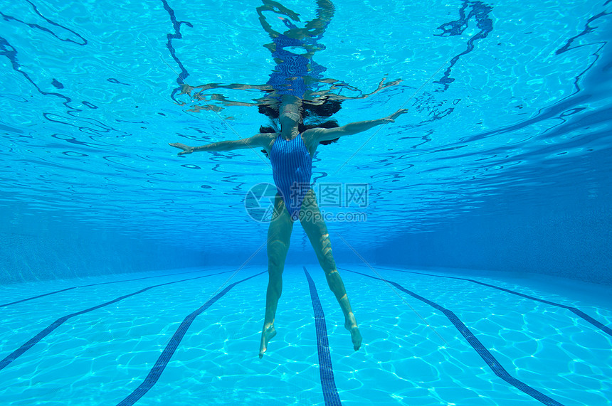 游泳池水下景色中的女人图片