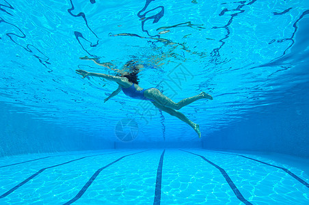 女子游泳池水下景观图片