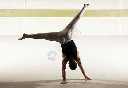 男子体操运动员自由体操图片