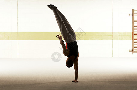 男子体操运动员单手平衡图片