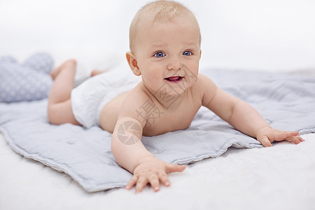 躺在毯子上的男婴肖像背景图片