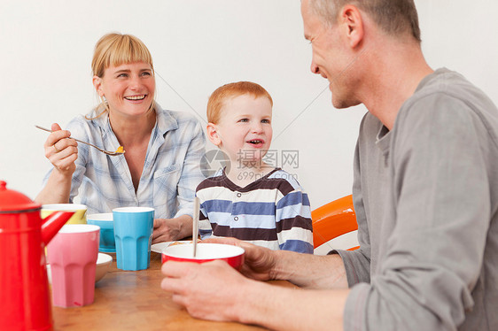 一家人在微笑吃早餐图片