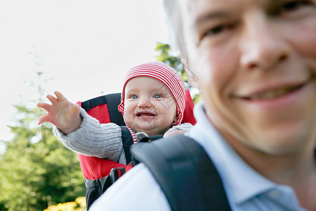 爸爸和宝宝在背包里徒步旅行图片