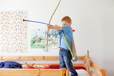 玩玩具弓和箭的男孩图片