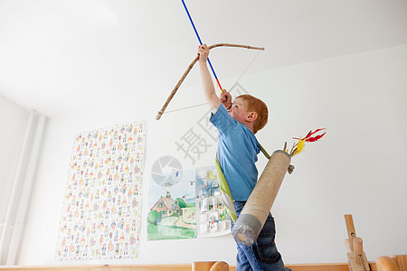 玩玩具弓和箭的男孩高清图片