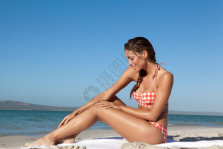 在沙滩上放松的女人图片
