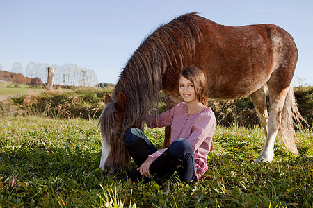 坐在马旁边的女孩图片