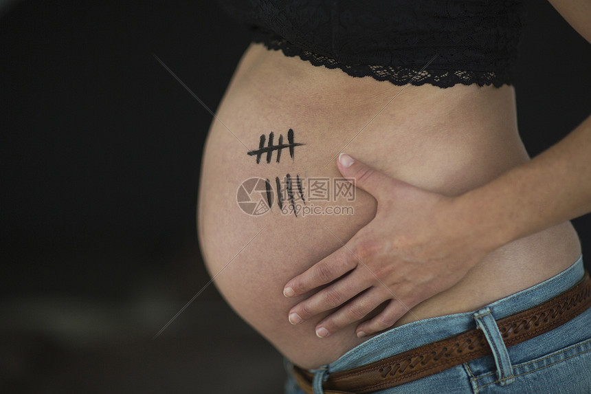 孕妇腹部上有数字画的短截图图片
