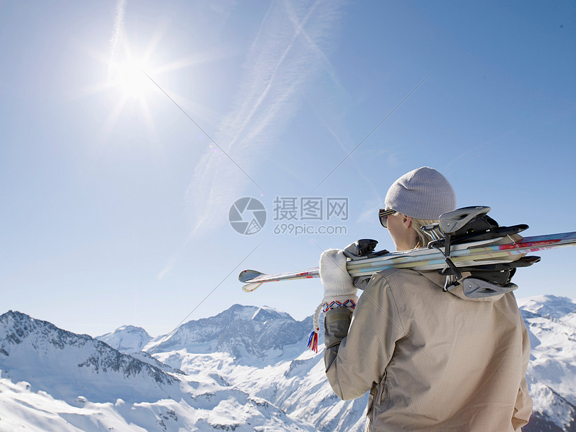 在山顶滑雪的女人图片