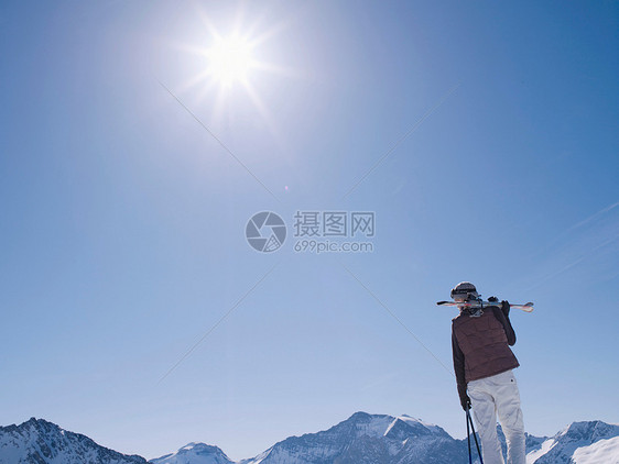 在山顶滑雪的女人图片