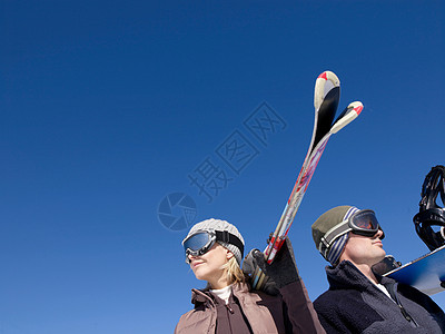 带滑雪板和滑雪板的男女图片
