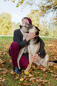 公园里微笑的女人爱犬图片